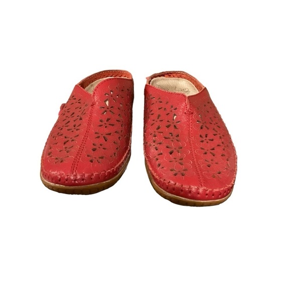 Women’s Spring Step Red Leather Parre Clog Laser Cutout Flowers Comfort Slip On - Picture 3 of 9